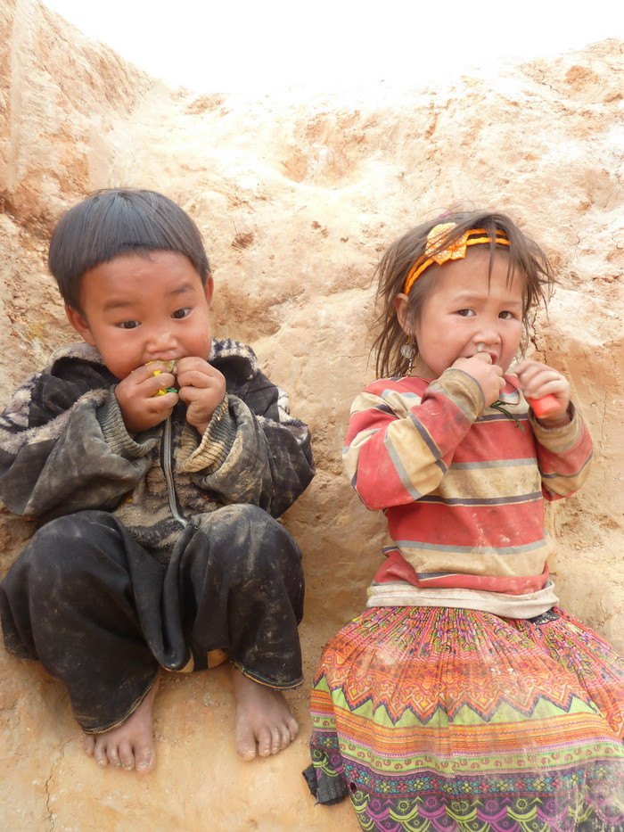 Sự nghèo đói, ngây ngô và lạ lẫm hằn lên đôi mắt và khuôn mặt của những đứa trẻ lên 5, lên 10 ở đây. Ngay cả khi nhận được kẹo, ánh mắt chúng vẫn đầy ngần ngại, hồn nhiên đến tội nghiệp.