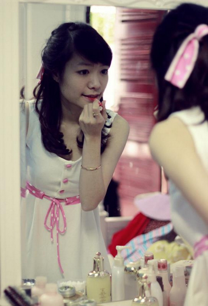 - Mấy năm học, Nhung đều đạt thành tích xuất sắc. Kỳ vừa rồi Cẩm Nhung có điểm tổng kết 9.1 và chuẩn bị ra trường với tấm bằng giỏi. - Từ ngày học cấp 3, THPT Chuyên Lam Sơn, Thanh Hóa, Cẩm Nhung đã giành 2 giải 3 Học sinh giỏi Quốc gia môn Hóa trong hai năm lớp 11, 12. - Mấy năm học, Nhung đều đạt thành tích xuất sắc. Kỳ vừa rồi Cẩm Nhung có điểm tổng kết 9.1 và chuẩn bị ra trường với tấm bằng giỏi. - Từ ngày học cấp 3, THPT Chuyên Lam Sơn, Thanh Hóa, Cẩm Nhung đã giành 2 giải 3 Học sinh giỏi Quốc gia môn Hóa trong hai năm lớp 11, 12.