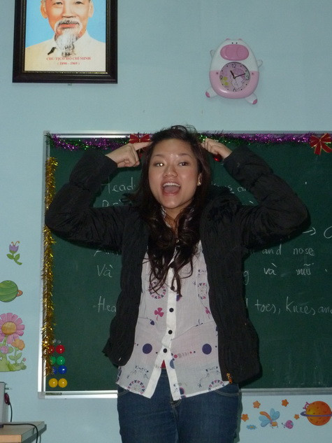 Cô giáo 9x dễ thương này luôn muốn mang đến cho các em nụ cười, niềm vui bằng những bài hát tiếng Anh ngộ nghĩnh, sinh động hoặc các trò chơi thoải mái, nhẹ nhàng. Cô giáo 9x dễ thương này luôn muốn mang đến cho các em nụ cười, niềm vui bằng những bài hát tiếng Anh ngộ nghĩnh, sinh động hoặc các trò chơi thoải mái, nhẹ nhàng.