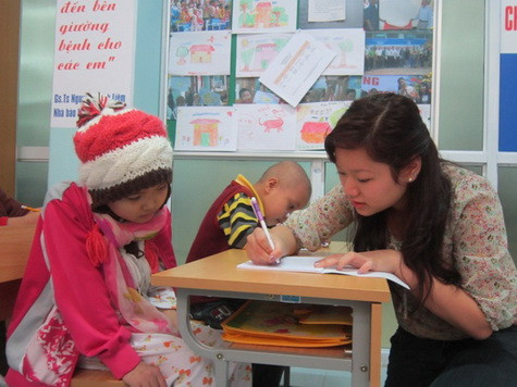 Với phương pháp dạy đặc biệt, Hoài Hương luôn mang đến nụ cười cho các em. Hương mong rằng các em sẽ là những "dũng sĩ diệt bệnh" khỏe mạnh trở về đi học. Những giây phút được chơi với các em là những thời gian ý nghĩa mà Hương nhận được khi ở Việt Nam. Với phương pháp dạy đặc biệt, Hoài Hương luôn mang đến nụ cười cho các em. Hương mong rằng các em sẽ là những "dũng sĩ diệt bệnh" khỏe mạnh trở về đi học. Những giây phút được chơi với các em là những thời gian ý nghĩa mà Hương nhận được khi ở Việt Nam.