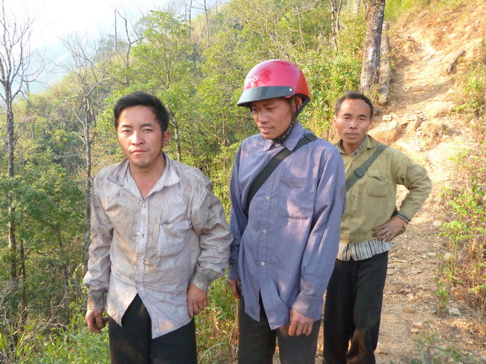 80% là lực lượng dân bản xã Xà Hồ ngày đêm vượt hơn 8km đường rừng để ngăn chặn đám cháy. Ông Giàng A Sinh (Phó Bí thư xã Xà Hồ, Yên Bái) cho hay: “Người dân chỉ có thể ngăn chặn đám cháy bằng các công cụ thô sơ: dùng cành cây dập tắt hoặc dao chặt cây để lửa không lan sang cánh rừng khác. Đây là vụ cháy lớn nhất từ năm 2007 đến nay”.