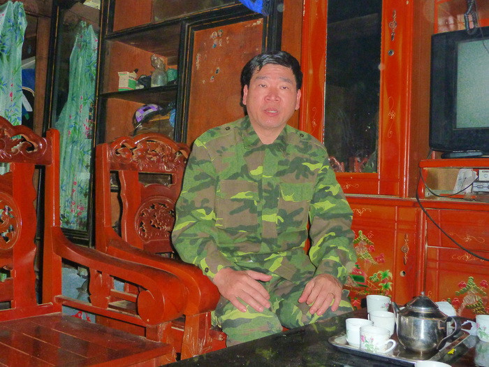 Phó Chủ tịch UBND huyện Trạm Tấu, Tổng chỉ huy trực tiếp điều hành dập tắt đám cháy, Nguyễn Phú Cường cho biết do thời tiết khô hanh, gió Lào thổi mạnh nên đám cháy rất dễ lan rộng. “Địa hình dốc, hiểm trở, xa dân cư nên mấy tiếng sau mới tiếp cận được. Chúng tôi huy động gần 200 người từ tất cả các lực lượng: kiểm lâm, công an, quân đội, Ban Quản lý rừng phòng hộ và nhân dân địa phương tập trung, nỗ lực dập tắt”, Ông Nguyễn Phú Cường nói.