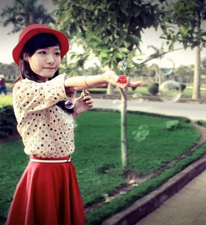 Cô nữ sinh đa tài, duyên dáng này đang là sinh viên năm thứ 4, khoa Kinh tế Đối ngoại, ĐH Ngoại thương.