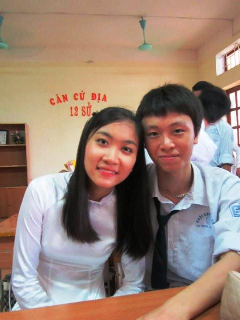 Không chỉ học giỏi, Bích (trái) còn là bí thư của lớp đầy trách nhiệm, gương mẫu. Bích được bạn bè yêu mến và nhận xét là người nỗ lực hết mình. Không chỉ học giỏi, Bích (trái) còn là bí thư của lớp đầy trách nhiệm, gương mẫu. Bích được bạn bè yêu mến và nhận xét là người nỗ lực hết mình.