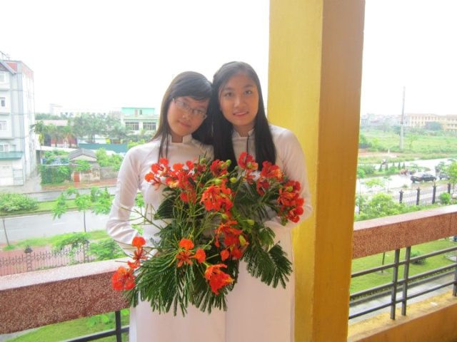 Vũ Thị Bích (phải) - 12 chuyên Sử, THPT Chuyên Nguyễn Trãi, Hải Dương là một trong 5 thủ khoa khối C của ĐH Luật Hà Nội. Vũ Thị Bích (phải) - 12 chuyên Sử, THPT Chuyên Nguyễn Trãi, Hải Dương là một trong 5 thủ khoa khối C của ĐH Luật Hà Nội.