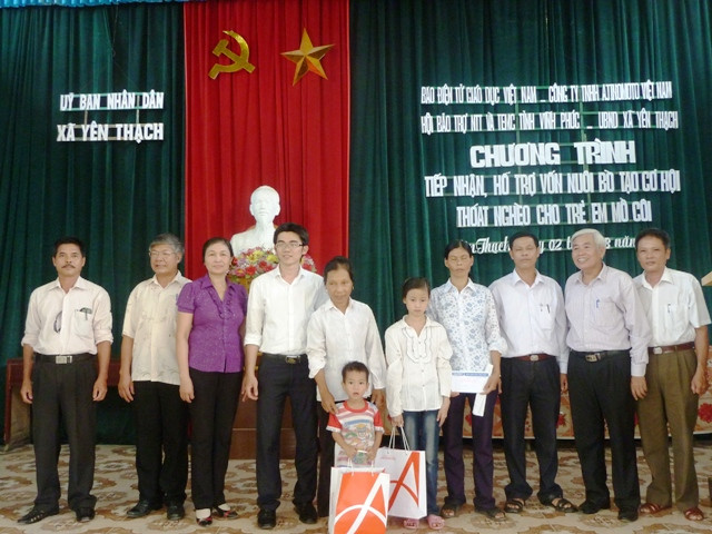 Hội Bảo trợ Người tàn tật và Trẻ em mồ côi tỉnh Vĩnh Phúc cùng đại diện Công ty Ajinomoto Việt Nam trao tặng số tiền hỗ trợ mua bò cho hai em mồ côi cha có hoàn cảnh đặc biệt khó khăn tại xã Yên Thạch, huyện Sông Lô, Vĩnh Phúc trong chiều 2/8.