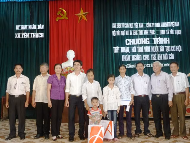 Hội Bảo trợ Người tàn tật và Trẻ em mồ côi tỉnh Vĩnh Phúc cùng đại diện Công ty Ajinomoto Việt Nam trao tặng số tiền hỗ trợ mua bò cho hai em mồ côi cha có hoàn cảnh đặc biệt khó khăn tại xã Yên Thạch, huyện Sông Lô, Vĩnh Phúc trong chiều 2/8.