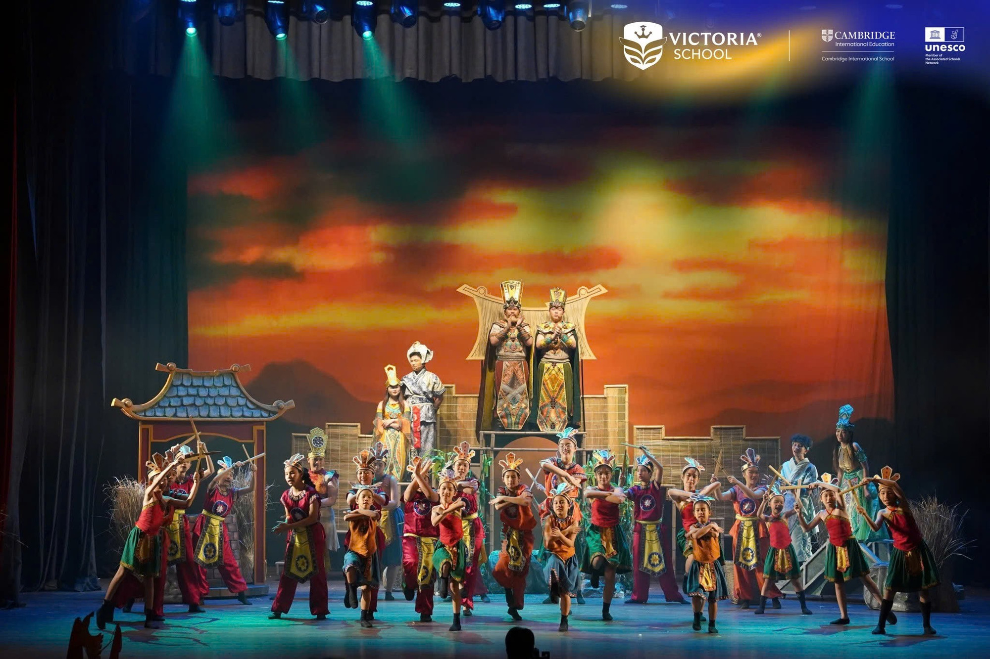 Vở nhạc kịch “Chiếc nỏ thần” do Hệ thống Victoria School dàn dựng và biểu diễn tại Nhà hát Thành phố Hồ Chí Minh đã tạo nên một dấu ấn đặc biệt, là một thành công vượt trội đối với một trường phổ thông tại Việt Nam. 4f1d19271bc8ae96f7d9.jpg