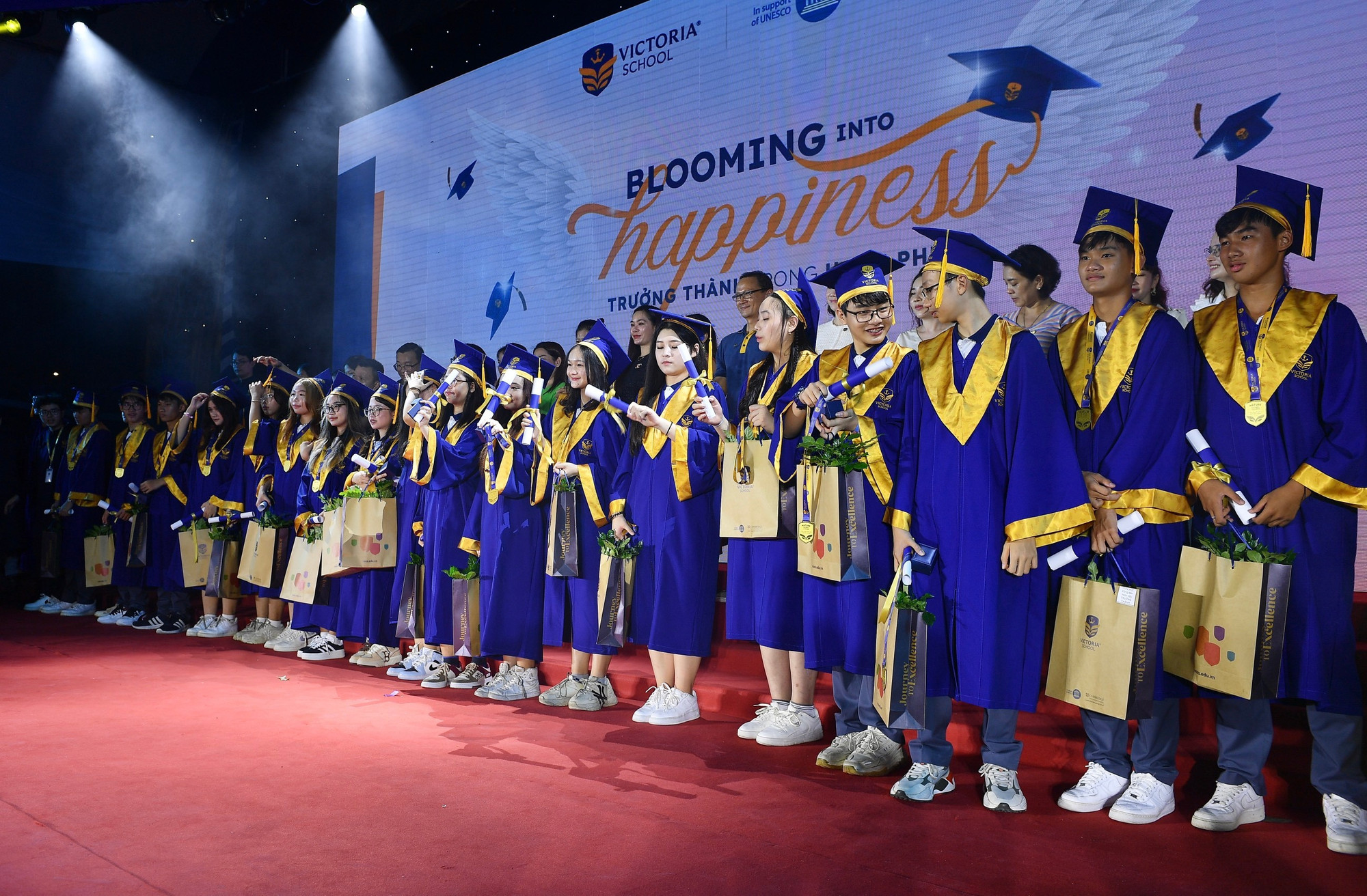 Lễ tốt nghiệp của học sinh. niem-hanh-phuc-cua-cac-em-hs.jpg