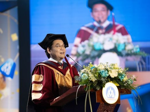 Ph&oacute; Gi&aacute;o sư Nguyễn Hữu Huy Nhựt ph&aacute;t biểu tại lễ tốt nghiệp