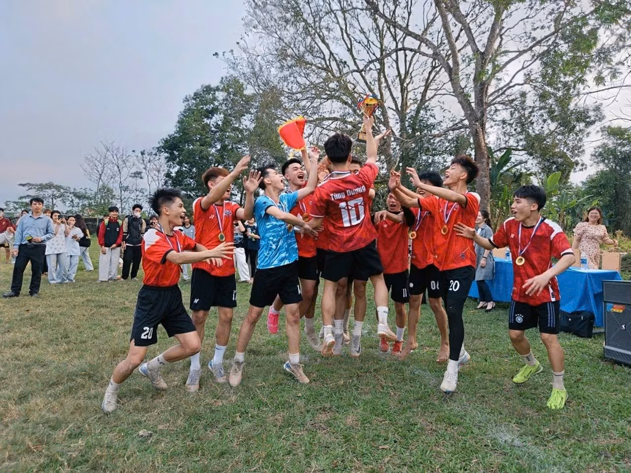 Học sinh, sinh viên Trường Cao đẳng Nông nghiệp Thanh Hóa tham gia giải bóng đá giao lưu do nhà trường tổ chức.
