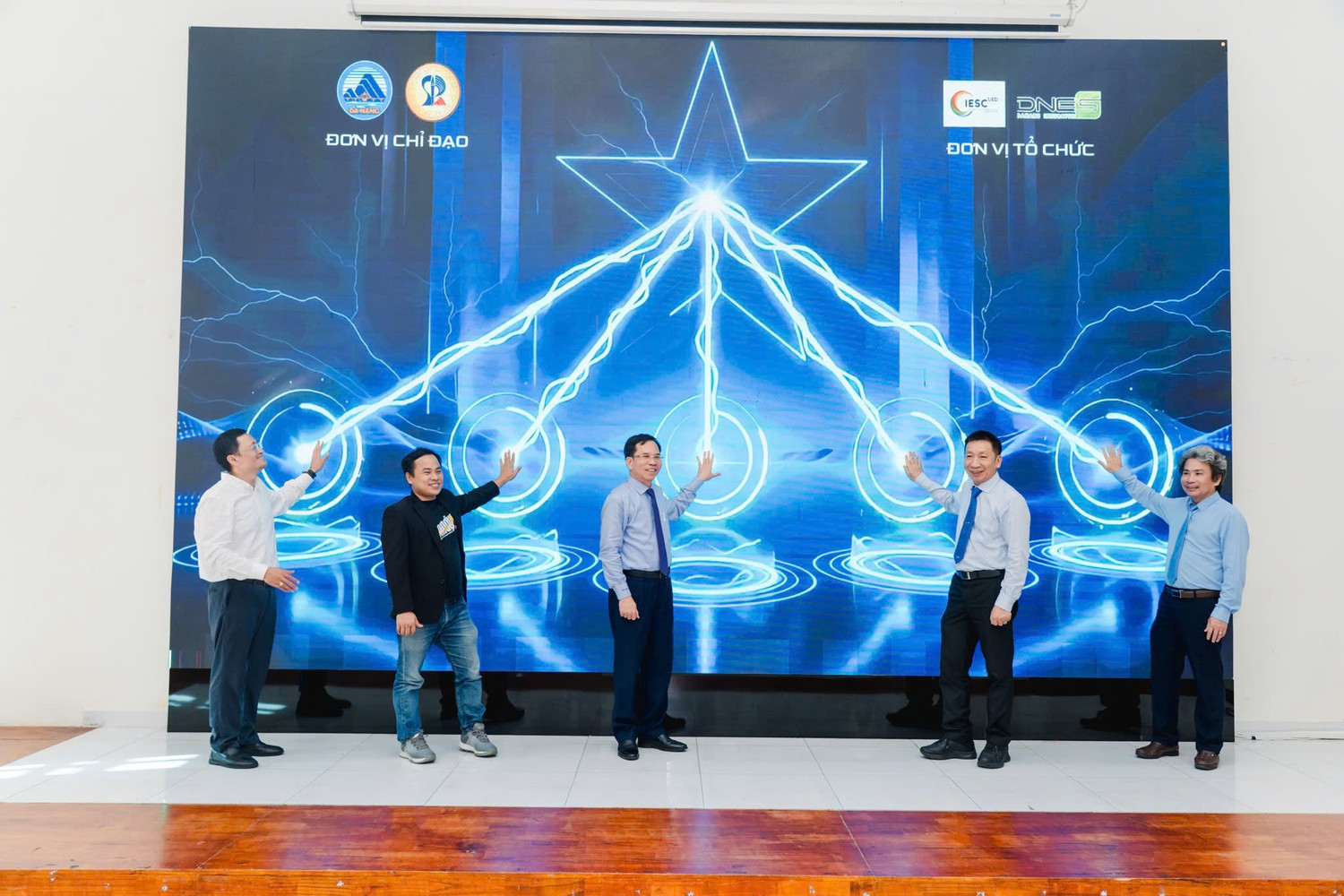 Các đại biểu thực hiện nghi thức công bố Chương trình Tiền ươm tạo dự án khởi nghiệp năm 2026.