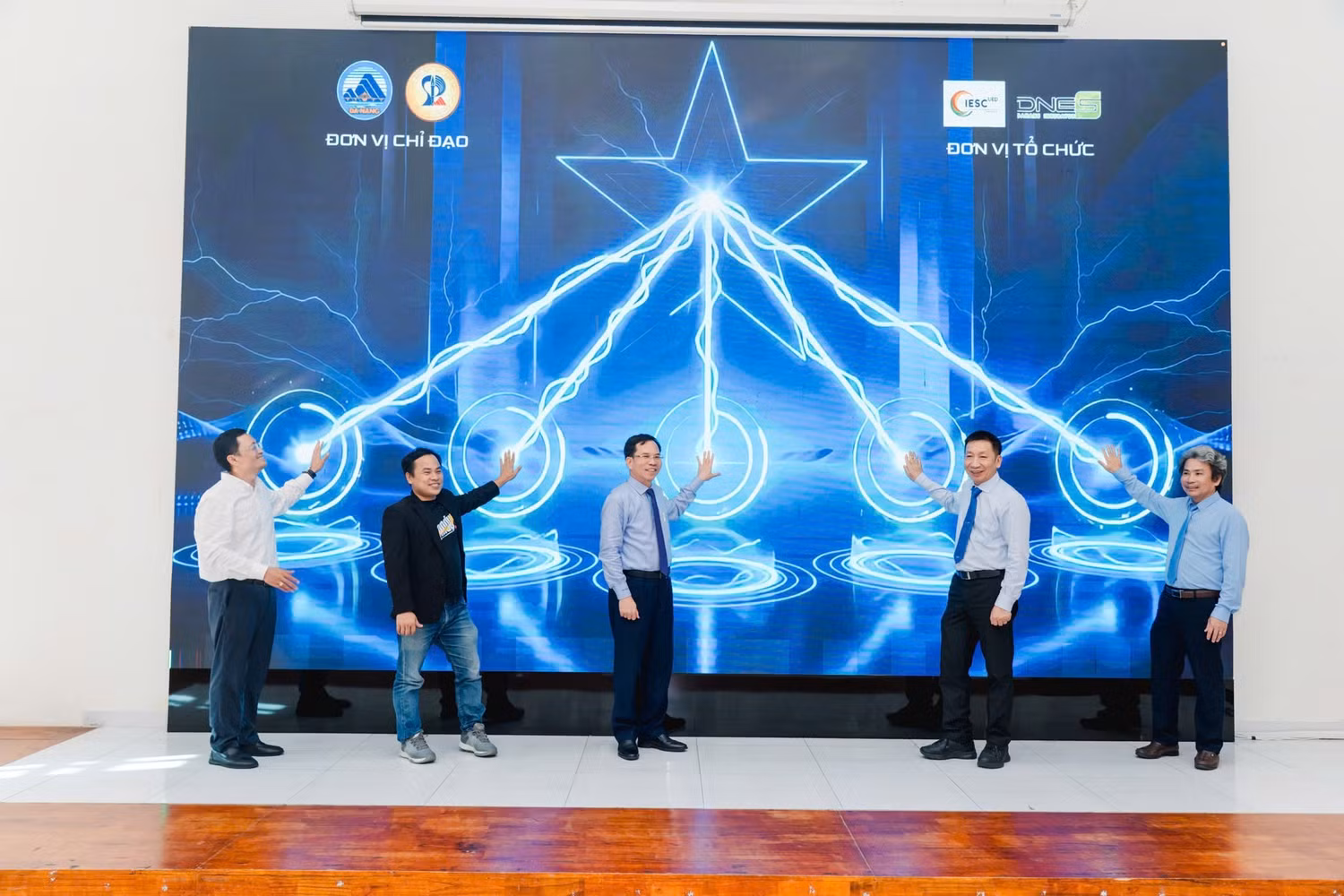 Các đại biểu thực hiện nghi thức công bố Chương trình Tiền ươm tạo dự án khởi nghiệp năm 2026.
