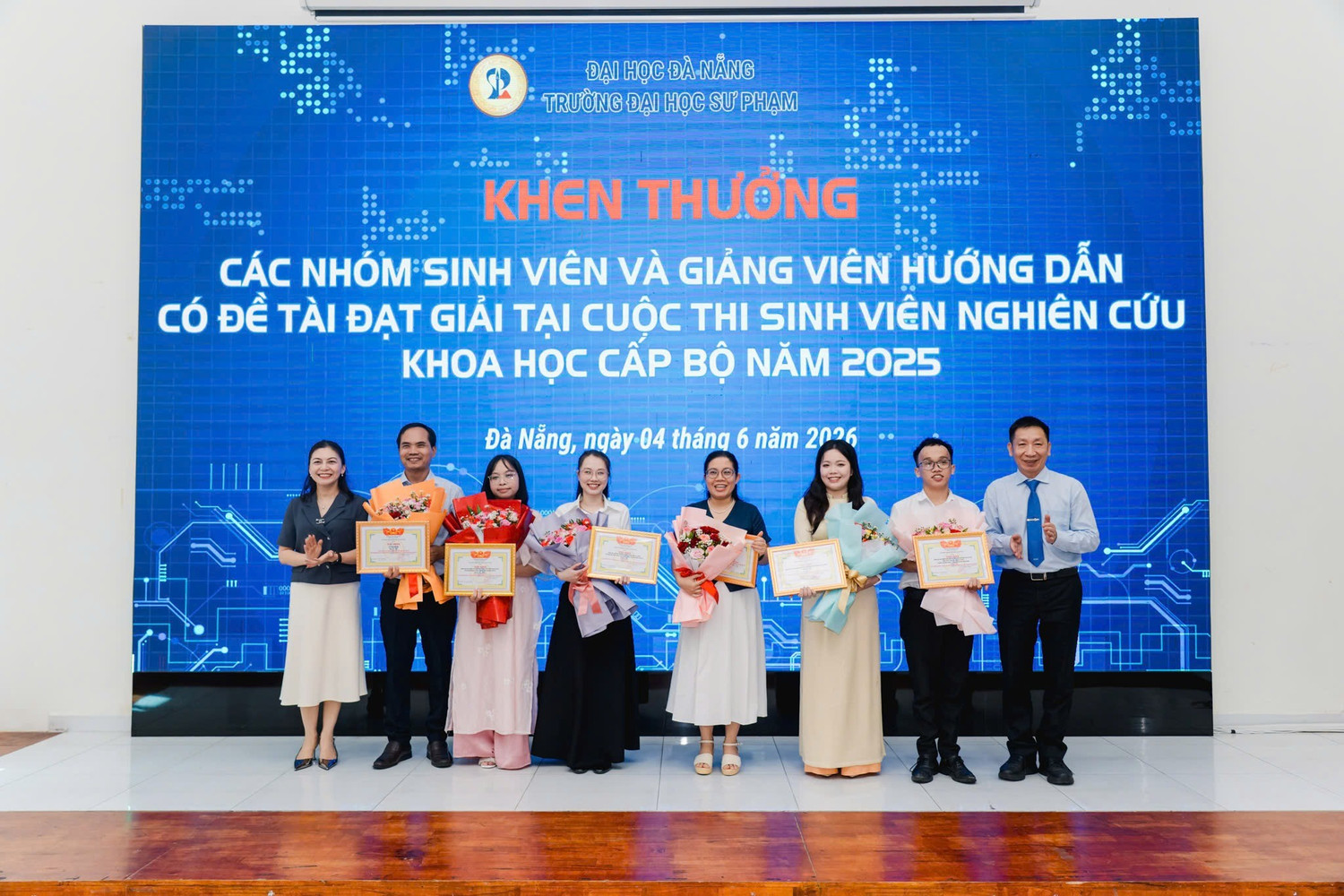 Trường Đại học Sư phạm – Đại học Đà Nẵng vinh danh, khen thưởng giảng viên, sinh viên tiêu biểu trong nghiên cứu khoa học.