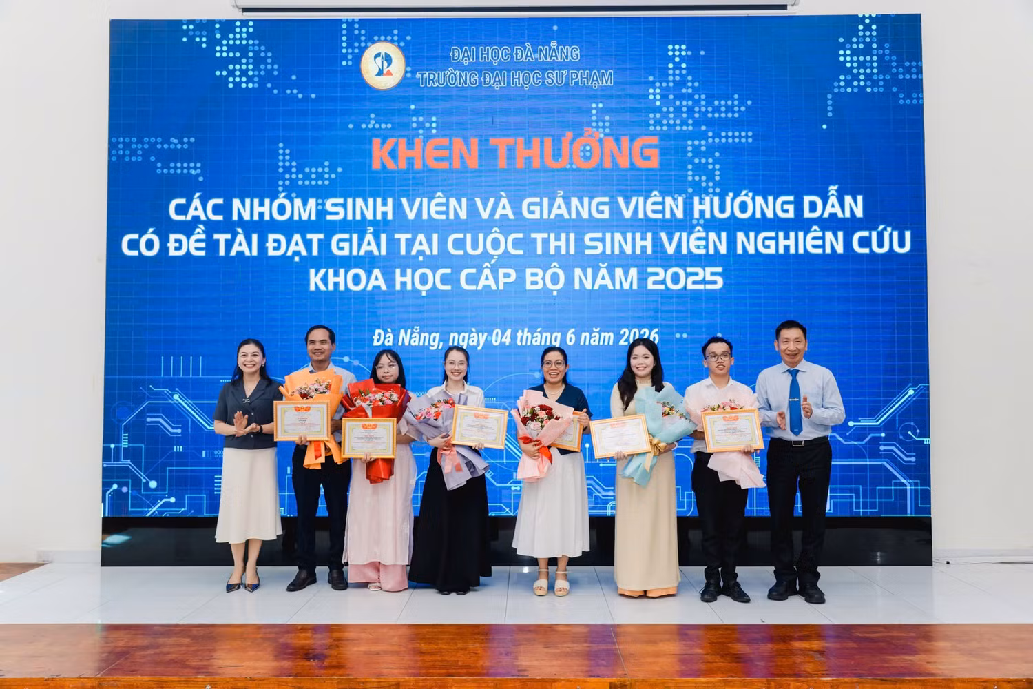 Trường Đại học Sư phạm – Đại học Đà Nẵng vinh danh, khen thưởng giảng viên, sinh viên tiêu biểu trong nghiên cứu khoa học.