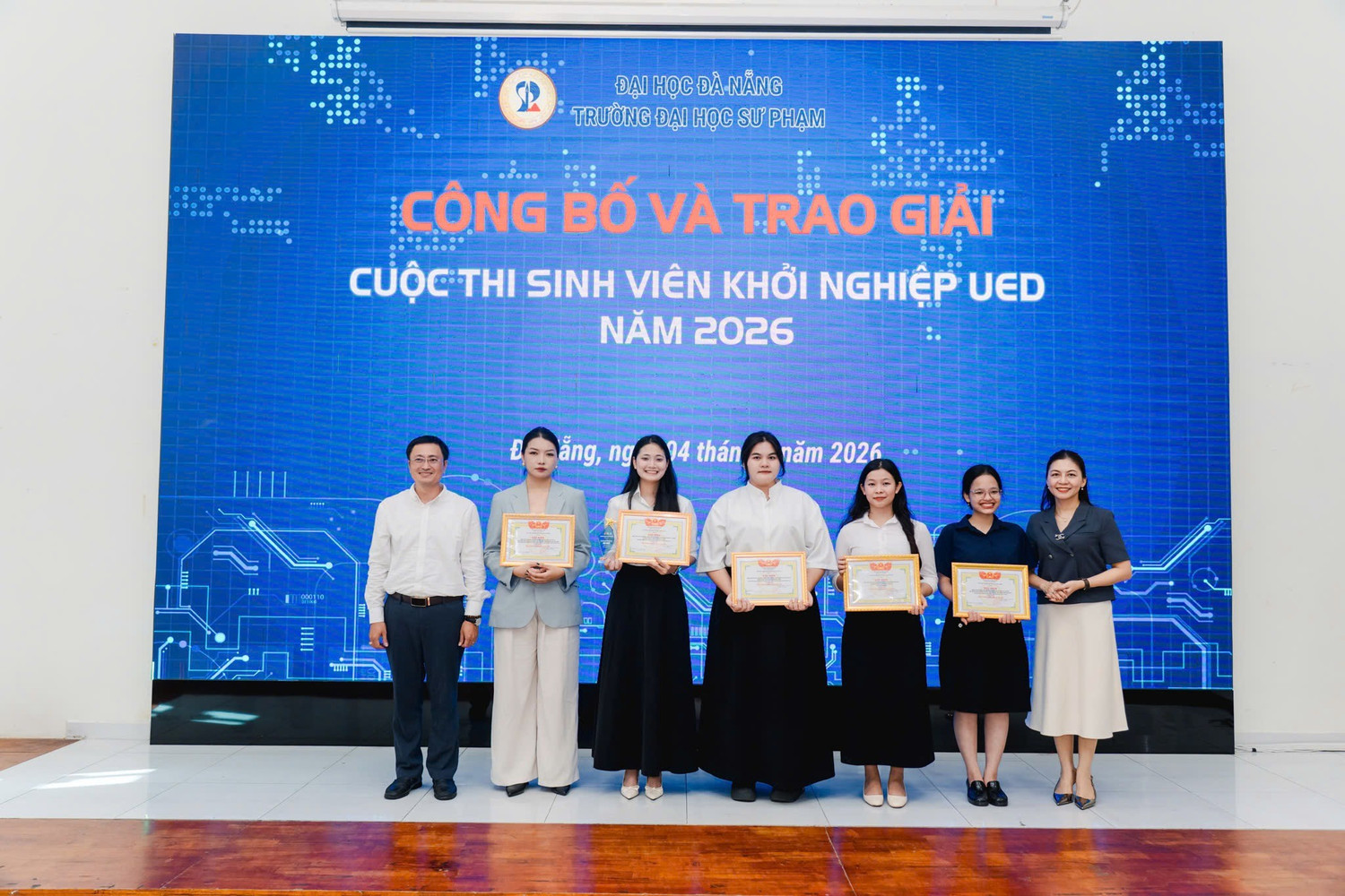 Ban Tổ chức trao giải Cuộc thi Sinh viên khởi nghiệp UED 2026.