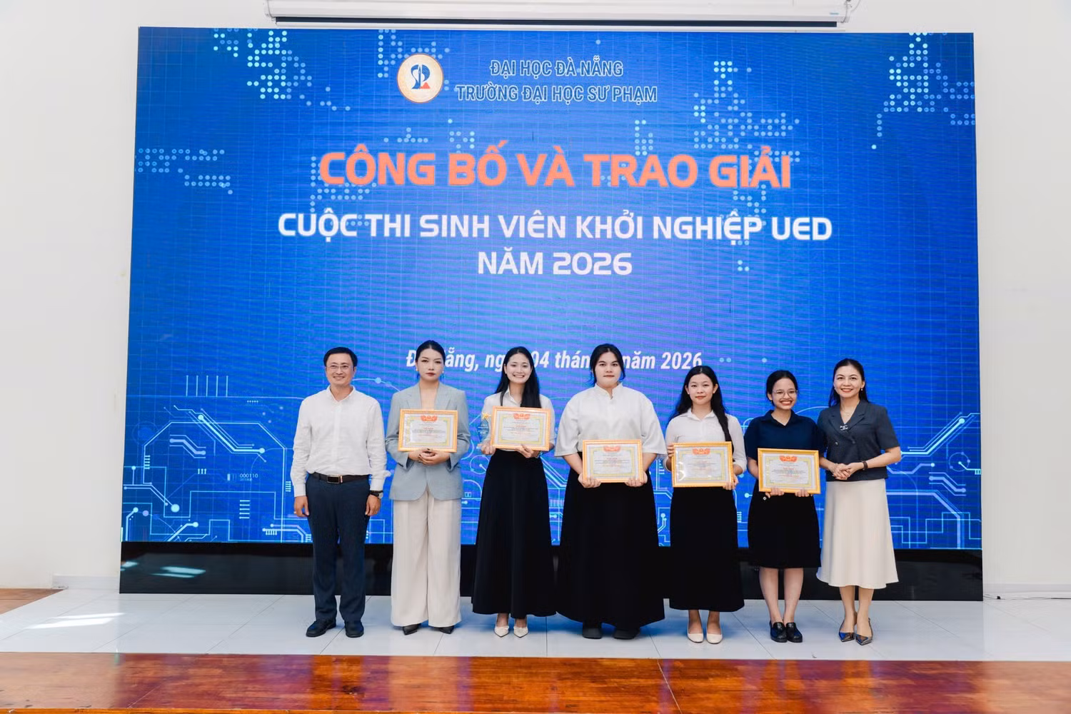Ban Tổ chức trao giải Cuộc thi Sinh viên khởi nghiệp UED 2026.