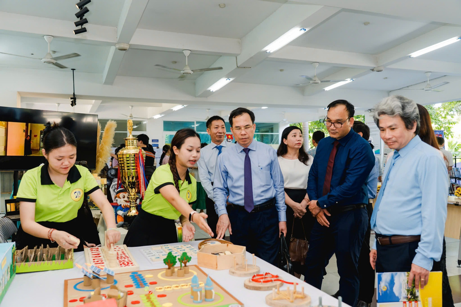 Các đại biểu tham quan triển lãm khoa học công nghệ và đổi mới sáng tạo.