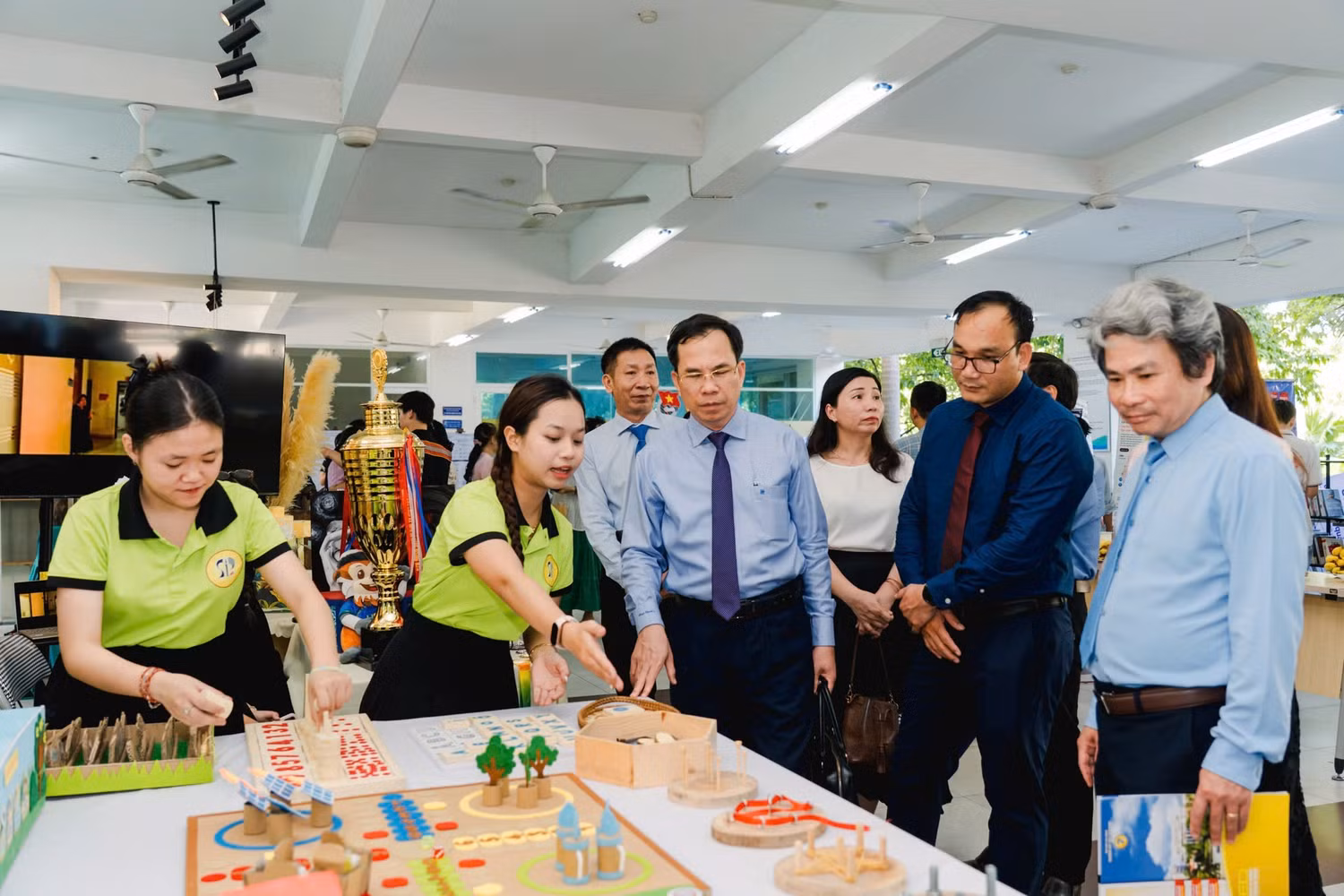 Các đại biểu tham quan triển lãm khoa học công nghệ và đổi mới sáng tạo.