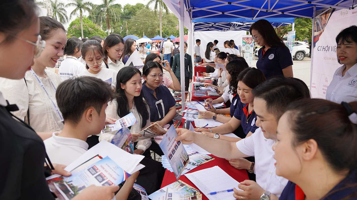 Sinh viên Trường Đại học Hồng Đức trực tiếp trao đổi với nhà tuyển dụng tại Ngày hội việc làm năm 2026 - Career Day 2026. Ảnh: HDU