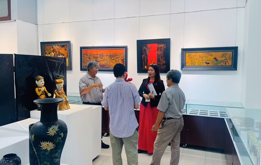 Thành viên đoàn Đánh giá ngoài tham quan Phòng truyền thống Sơn mài của ngành Hội họa, Trường Đại học Mỹ thuật Thành phố Hồ Chí Minh. Ảnh: website nhà trường
