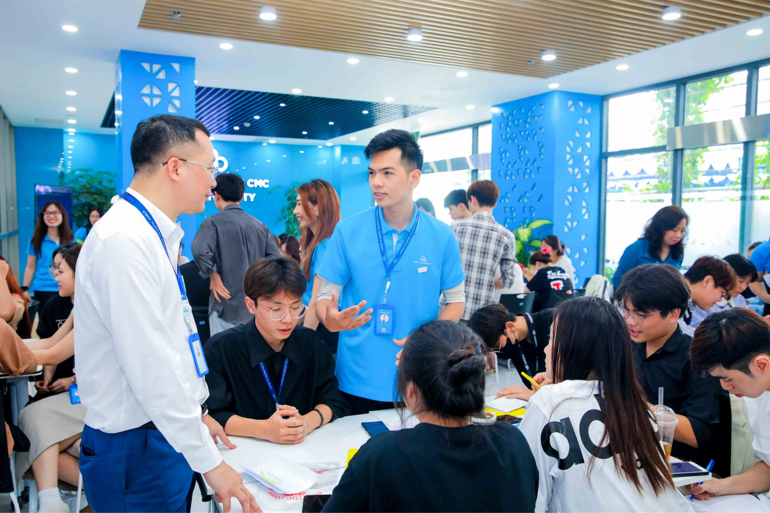 Sinh viên Trường Đại học CMC được thường xuyên trau dồi, rèn luyện những kỹ năng mềm quan trọng như làm việc nhóm, thuyết trình, phản biện, lên ý tưởng sáng tạo qua các workshop bổ ích. Ảnh: CMCU