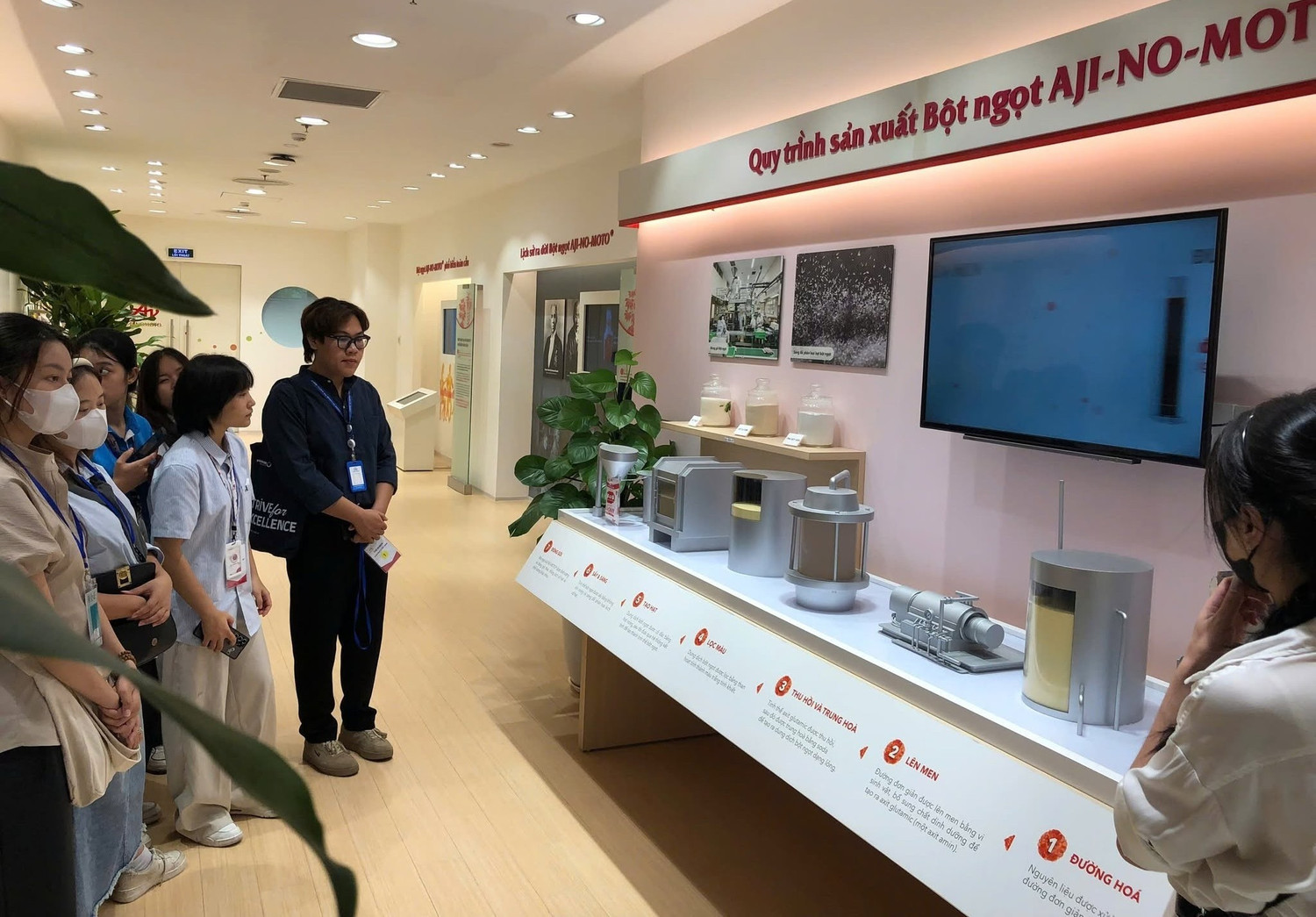 Sinh viên Khoa Kinh doanh và Quản lý tham quan tại Ajinomoto Việt Nam. Ảnh: CMCU
