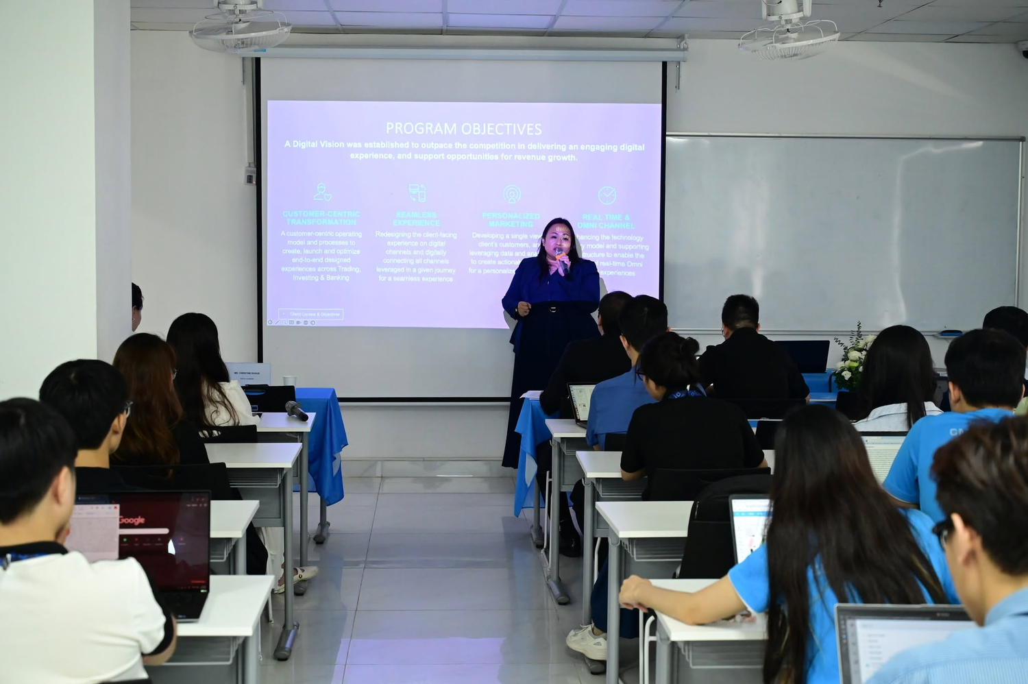 Giao lưu với chuyên gia quốc tế giúp sinh viên mở rộng góc nhìn toàn cầu, nâng cao kỹ năng ngoại ngữ và tư duy phản biện. Ảnh: CMCU