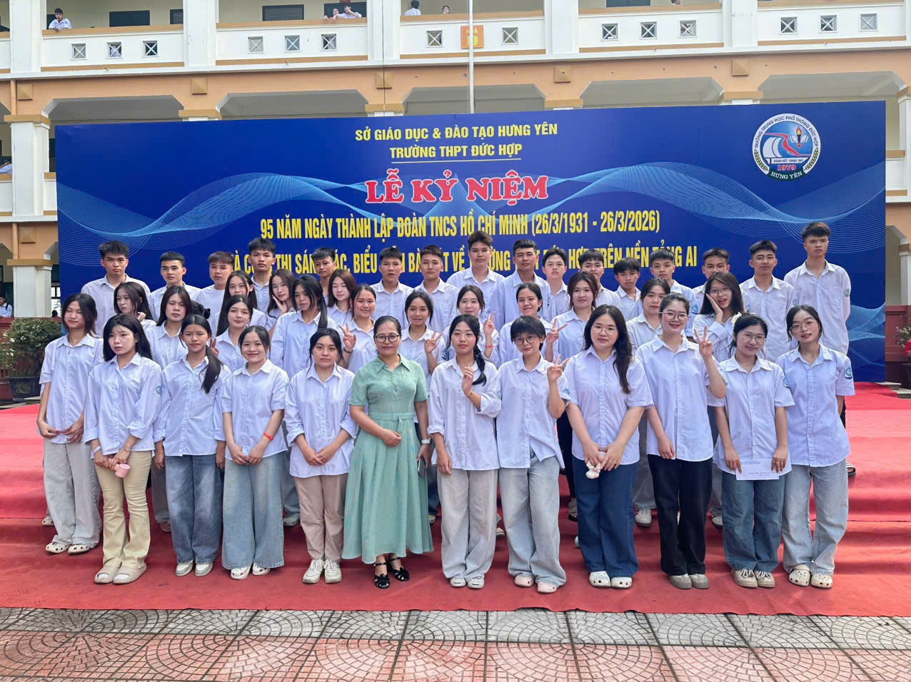 Cô Nguyễn Thị Kiên Chung và học sinh Trường trung học phổ thông Đức Hợp (Hưng Yên). Ảnh: NVCC