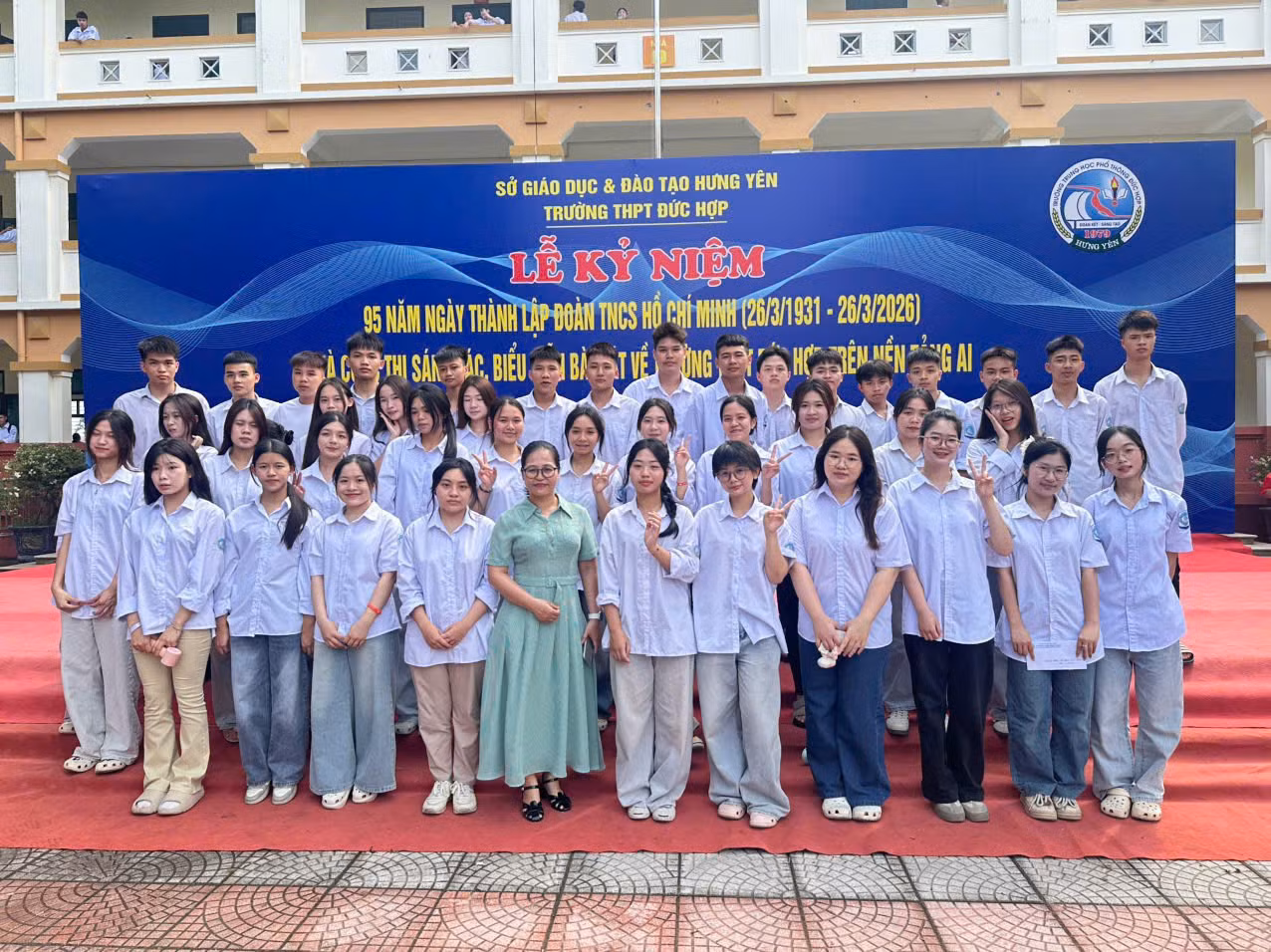 Cô Nguyễn Thị Kiên Chung và học sinh Trường trung học phổ thông Đức Hợp (Hưng Yên). Ảnh: NVCC