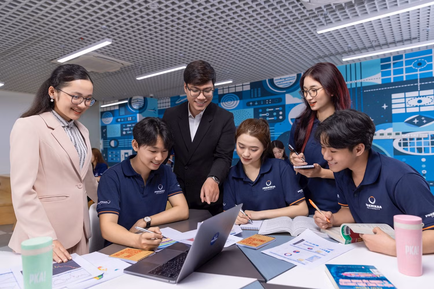 Ảnh minh họa: Giảng viên, sinh viên Đại học Phenikaa