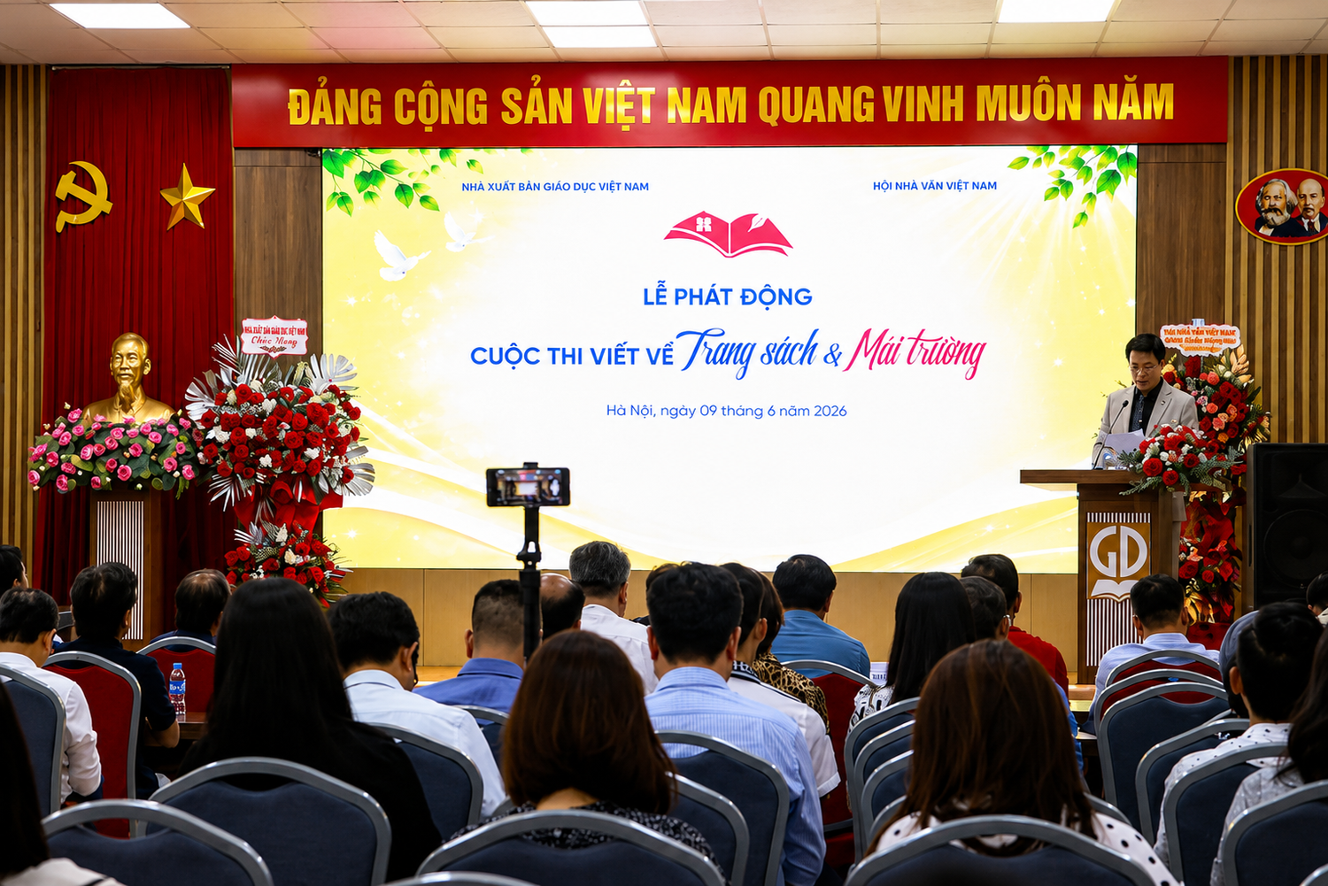 Lễ phát động cuộc thi viết “Trang sách &amp; Mái trường”, hướng tới kỷ niệm 70 năm thành lập Nhà xuất bản Giáo dục Việt Nam. Ảnh: Doãn Nhàn