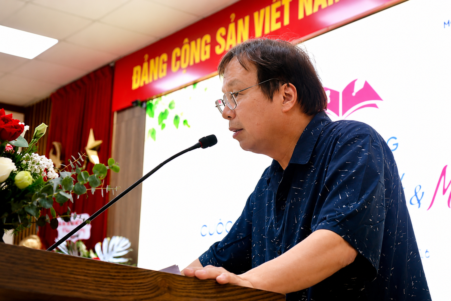 Nhà thơ Nguyễn Tiến Thanh - Chủ tịch Hội đồng Thành viên, Tổng Giám đốc Nhà xuất bản Giáo dục Việt Nam phát biểu tại buổi lễ. Ảnh: Doãn Nhàn