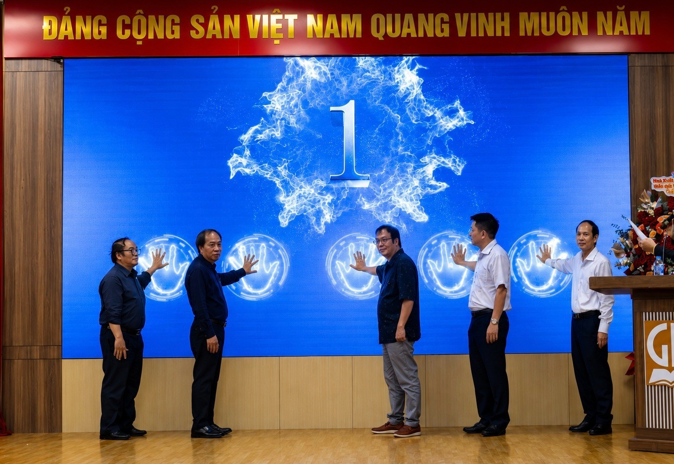 Các đại biểu thực hiện nghi thức phát động cuộc thi viết về “Trang sách &amp; Mái trường”. Ảnh: Doãn Nhàn