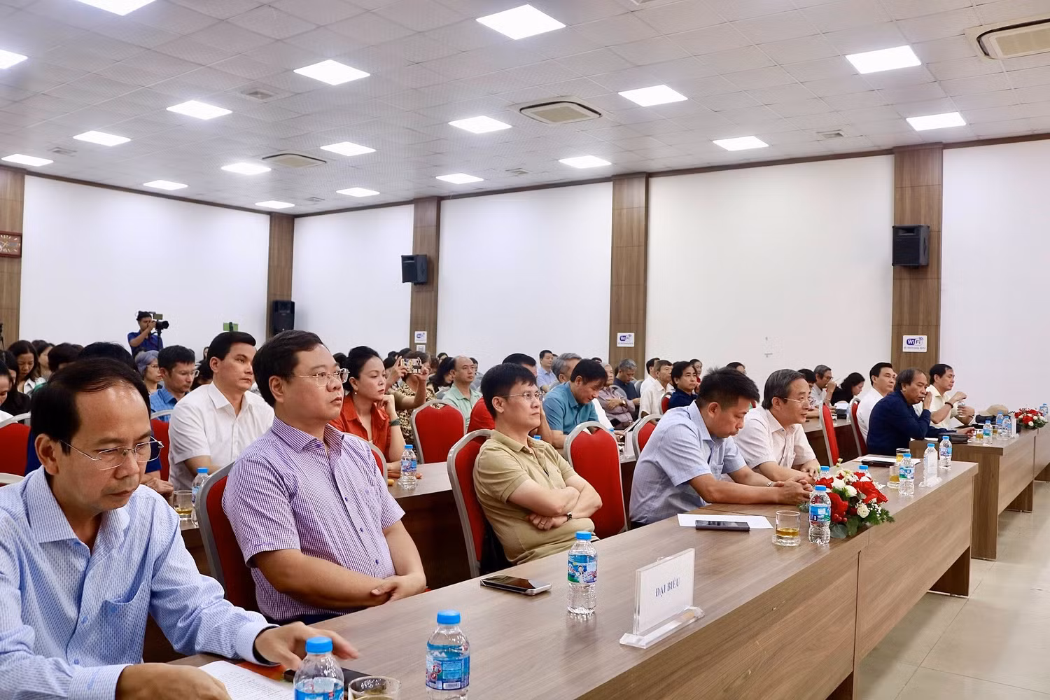 Các đại biểu tham dự lễ phát động cuộc thi viết “Trang sách &amp; Mái trường”. Ảnh: Doãn Nhàn