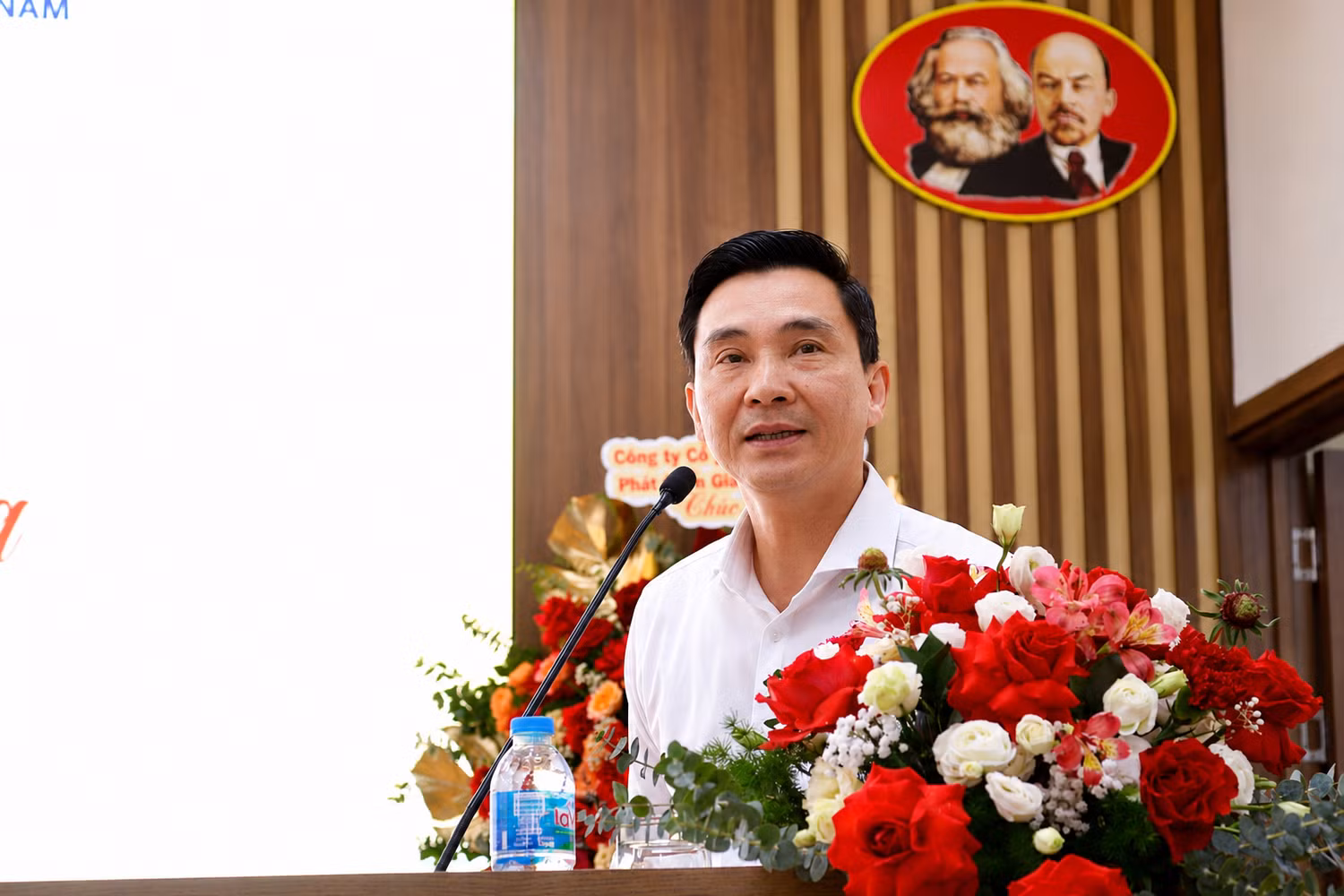 Phó Giáo sư, Tiến sĩ Đinh Công Tuấn - Quyền Hiệu trưởng Trường Đại học Văn hóa Hà Nội chia sẻ tại buổi lễ. Ảnh: Doãn Nhàn