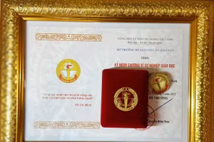 Từ 02/4/2026, nhận Kỷ niệm chương vì sự nghiệp giáo dục có mức tiền thưởng là 300.000 đồng