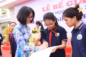 Hiệu trưởng Hoàng Thị Bích Thu – Nhà giáo tâm huyết, sáng tạo, hết lòng vì sự nghiệp giáo dục Hà Nội