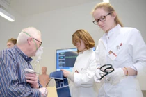 Nhiều quốc gia dù không cấm nhưng siết chuẩn chặt chẽ nên khó xảy ra đào tạo Y dược tràn lan