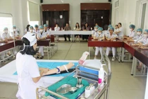 Tréo ngoe đào tạo Y khoa: Trường chuyên ngành chỉ tuyển B00, trường tư tuyển cả tổ hợp có môn Văn