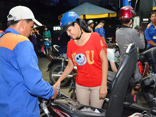 Sau khi tăng giá sốc 1.430 đồng/lít, giá xăng giảm nhỏ giọt 500 đồng/lít Ảnh: TẤN THẠNH Sau khi tăng giá sốc 1.430 đồng/lít, giá xăng giảm nhỏ giọt 500 đồng/lít Ảnh: TẤN THẠNH