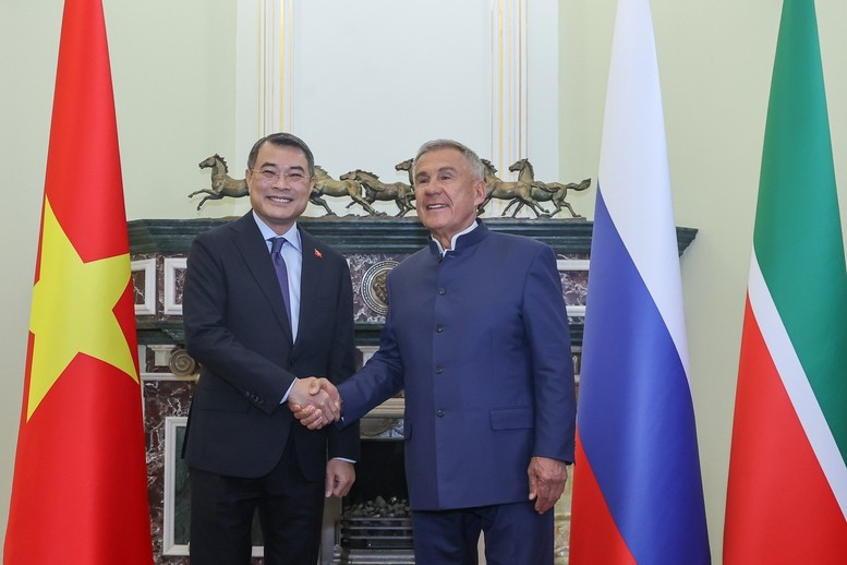 Thủ tướng Chính phủ Lê Minh Hưng và Người đứng đầu Cộng hòa Tatarstan Rustam Minnikhanov. Ảnh: VGP/Nhật Bắc