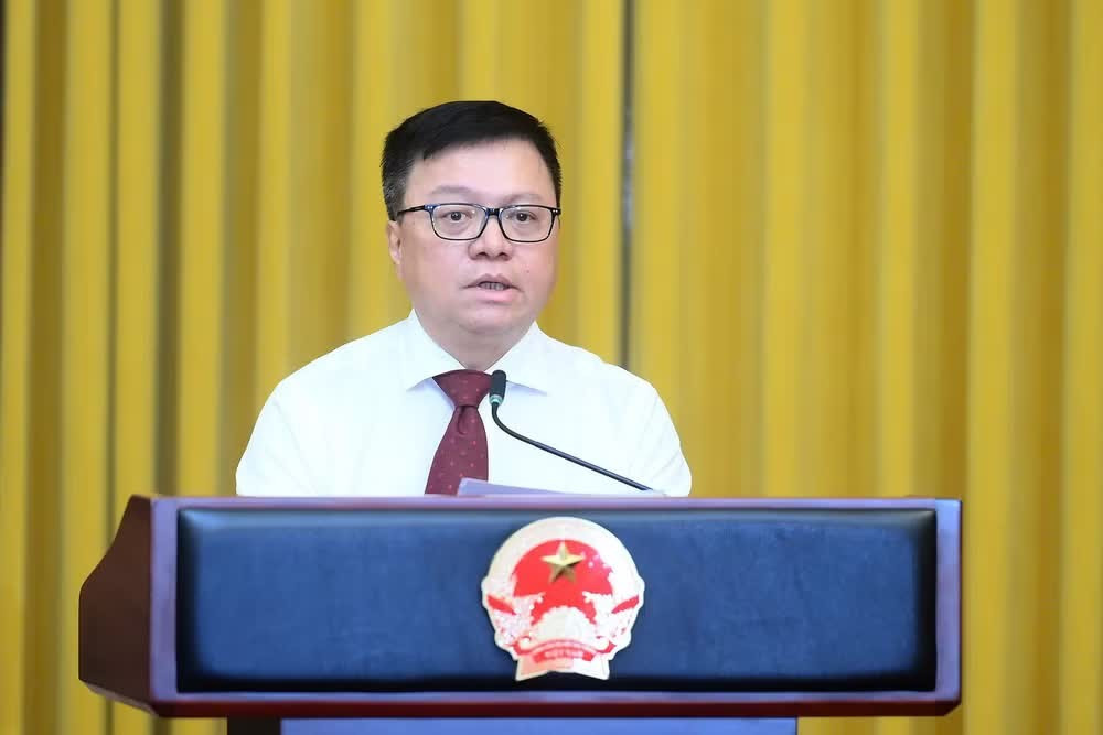 Đồng chí Lê Quốc Minh, Ủy viên Trung ương Đảng, Tổng Biên tập Báo Nhân Dân, Phó Trưởng Ban Tuyên giáo và Dân vận Trung ương, Chủ tịch Hội Nhà báo Việt Nam, phát biểu tại cuộc gặp mặt. Ảnh: Đăng Khoa