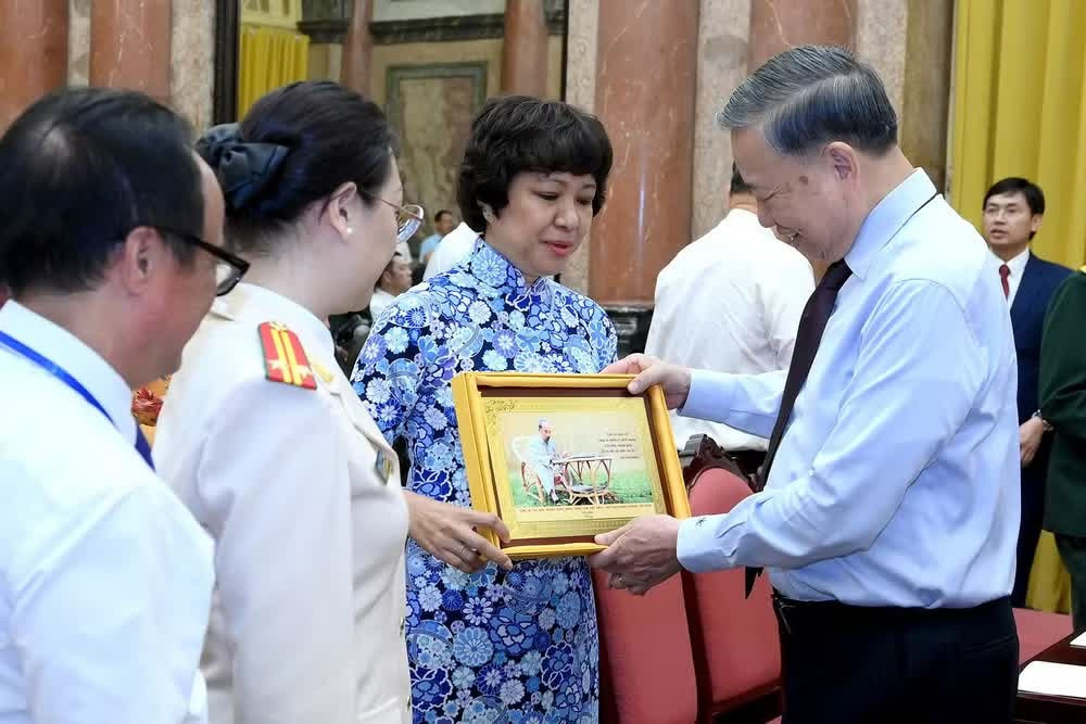 Tổng Bí thư, Chủ tịch nước Tô Lâm trao quà lưu niệm tặng các nhà báo tiêu biểu. Ảnh: Đăng Khoa