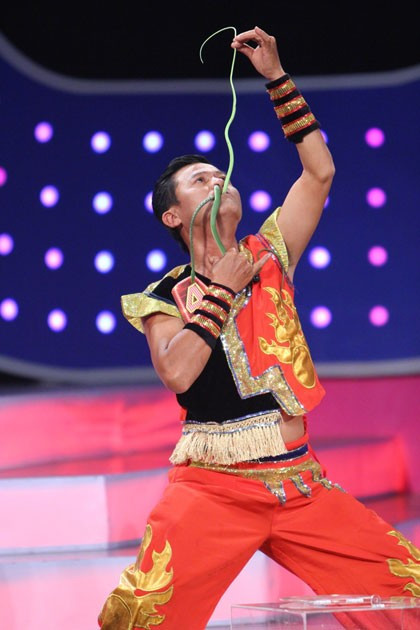 Hoàng Sang gây sửng sốt khi nuốt... rắn. Hoàng Sang gây sửng sốt khi nuốt... rắn.