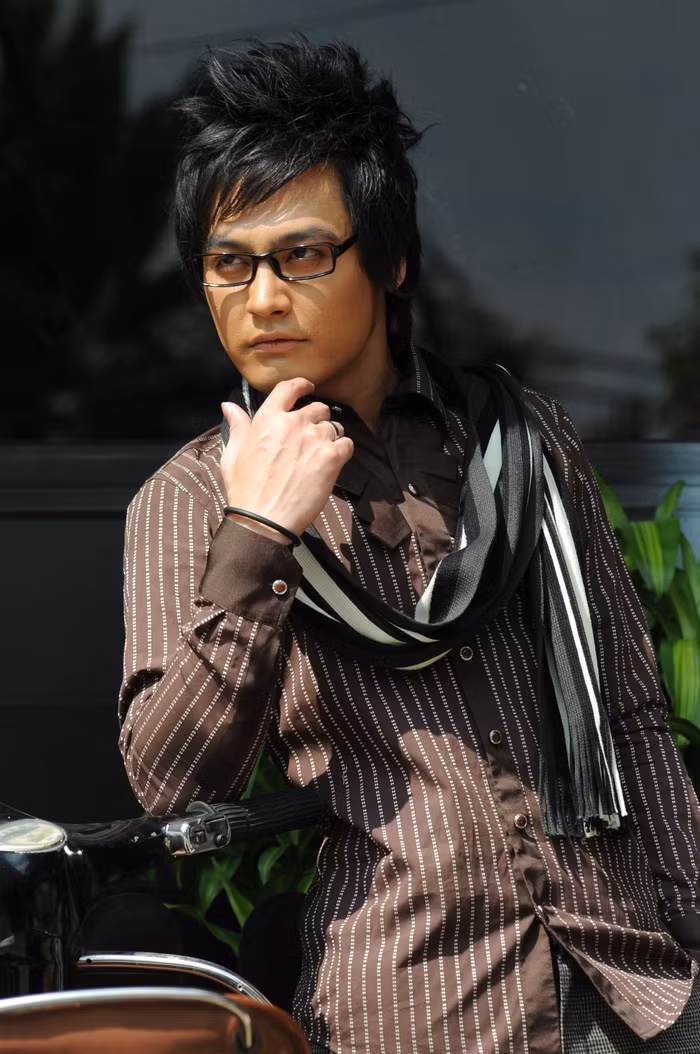 Đơn giản hơn, áo sơ mi cùng khăn quàng cổ làm điểm nhấn cũng đem đến sự thanh lịch, nam tính cho chàng MC điển trai này