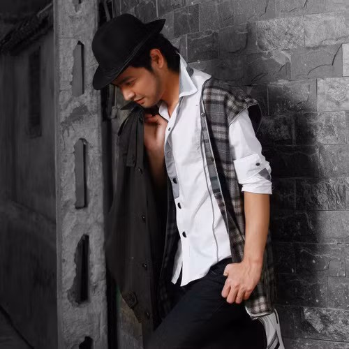 Chiếc sơ mi trắng dường như rất hợp với áo ghi lê kẻ ca-rô Phan Anh lựa chọn thêm chiếc mũ phớt đầy cá tính