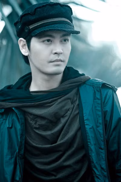 Mũ dạ, áo cổ đổ, áo gió khoác ngoài... Phan Anh trông hơi "bụi" trong bộ đồ này