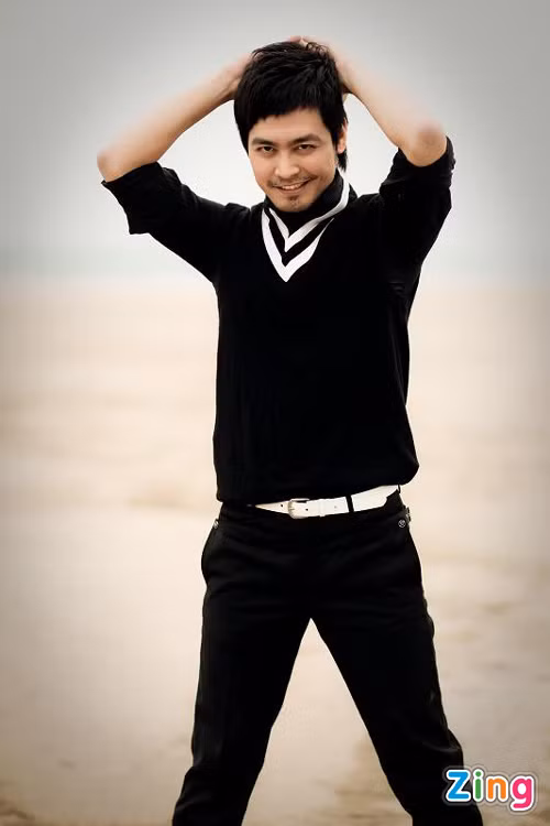 Chỉ với 2 màu cơ bản: đen và trắng được bố cục khéo léo mang đến cho Phan Anh vẻ khỏe khoắn của một chàng trai năng động