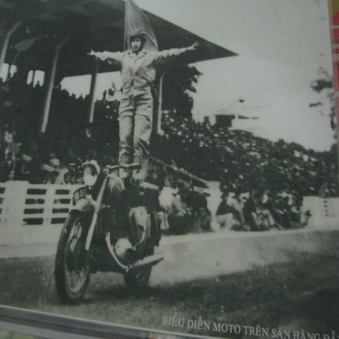 Bà Kim Quế đang biểu diễn mô tô trên SVĐ Hàng Đẫy.